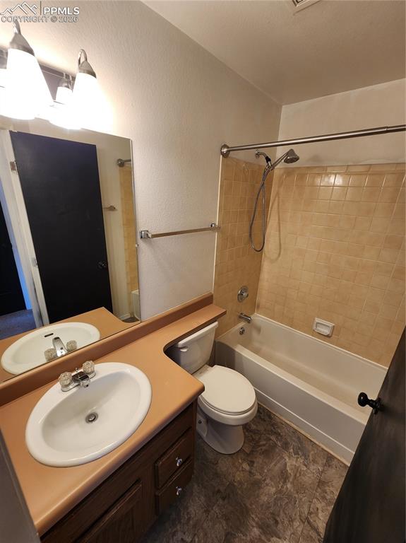 Image 13 of 16: Bathroom