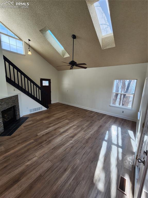 Image 5 of 16: Living Room