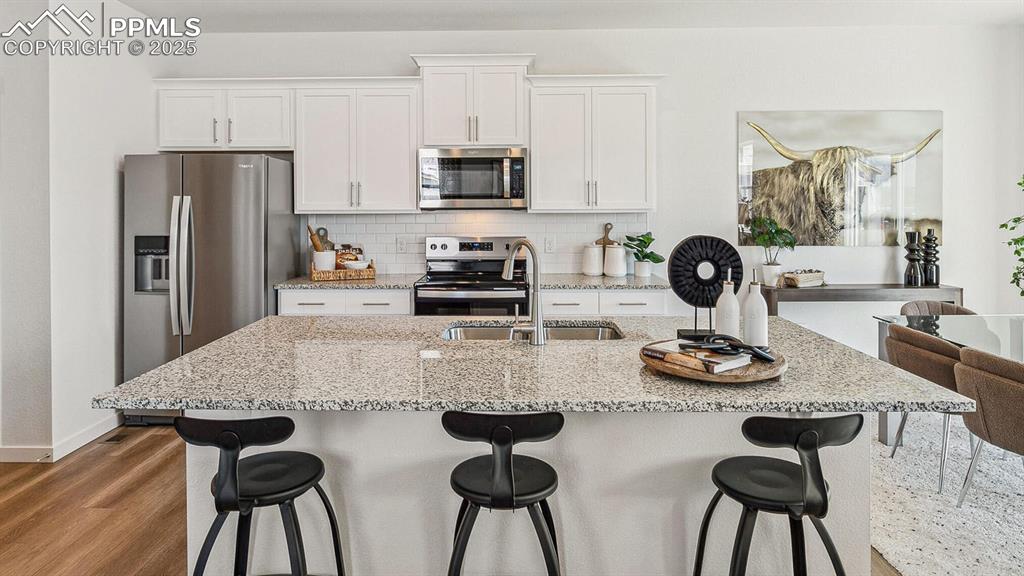 Image 10 of 25: Kitchen