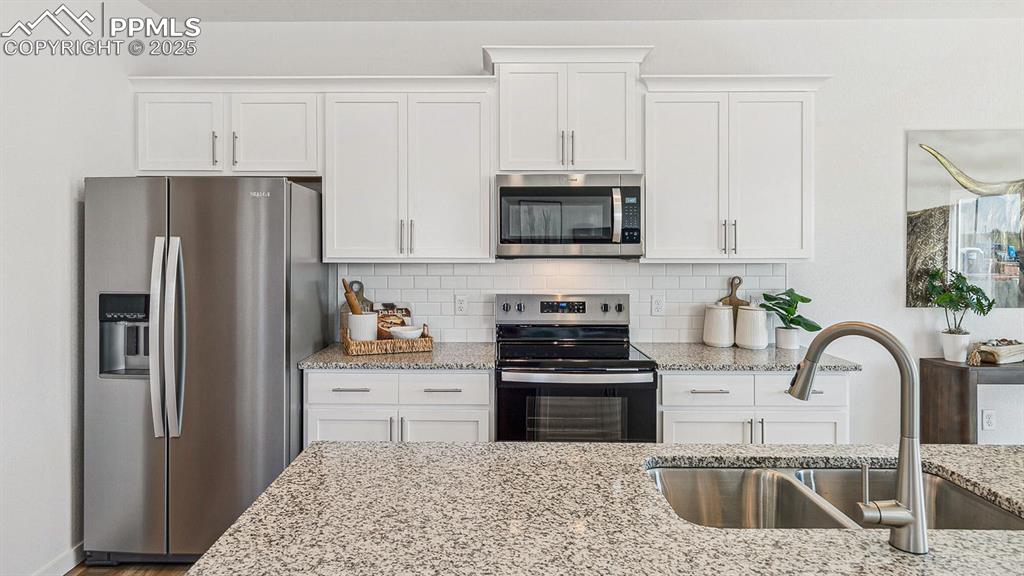 Image 12 of 25: Kitchen