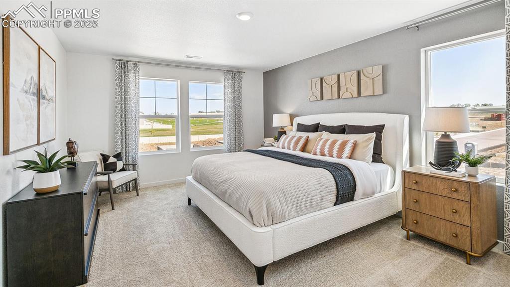 Image 17 of 25: Bedroom