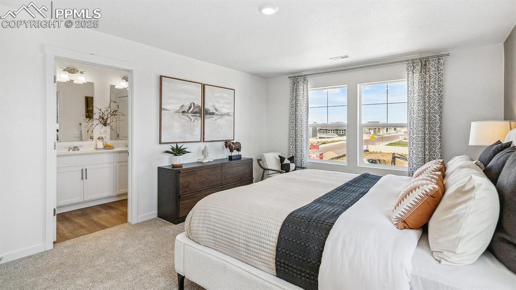 Image 18 of 25: Bedroom