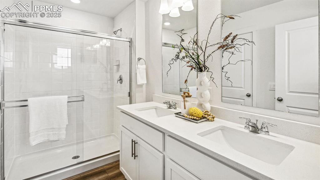 Image 19 of 25: Bathroom