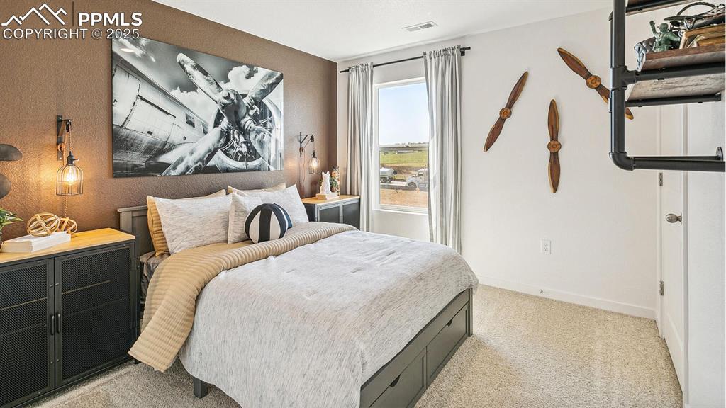 Image 21 of 25: Bedroom