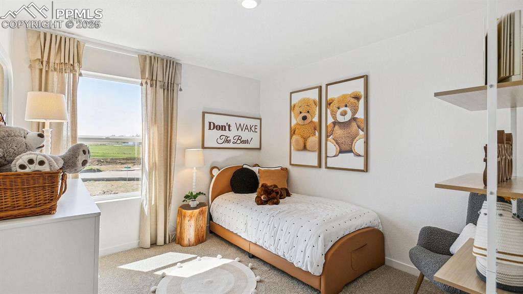 Image 22 of 25: Bedroom