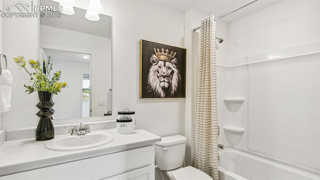 Image 23 of 25: Bathroom