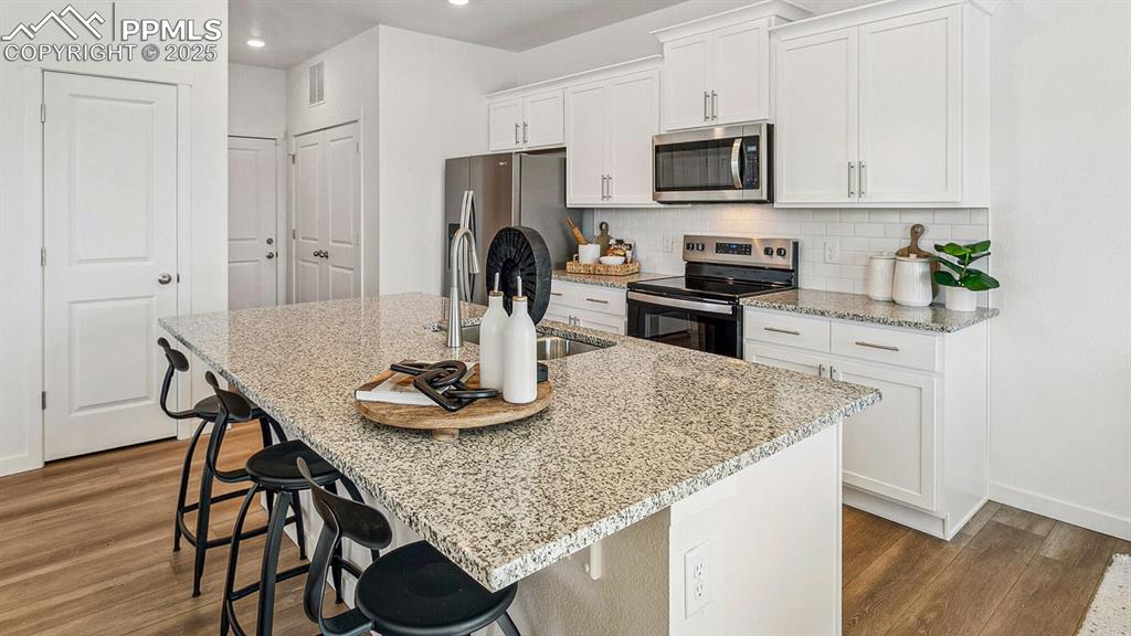 Image 8 of 25: Kitchen