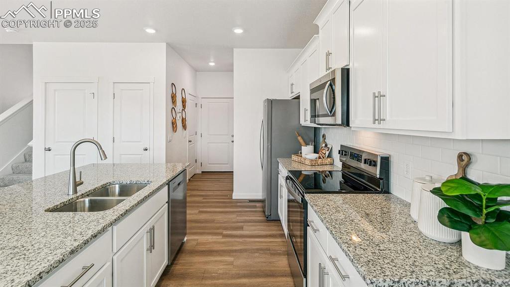 Image 9 of 25: Kitchen