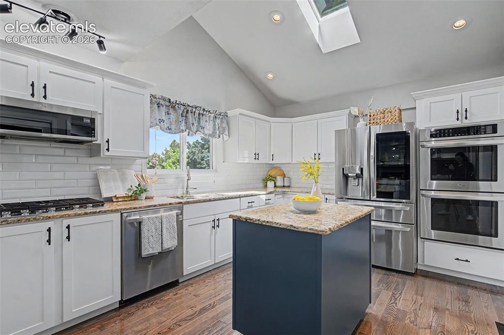 Image 16 of 47: Stunning appliances