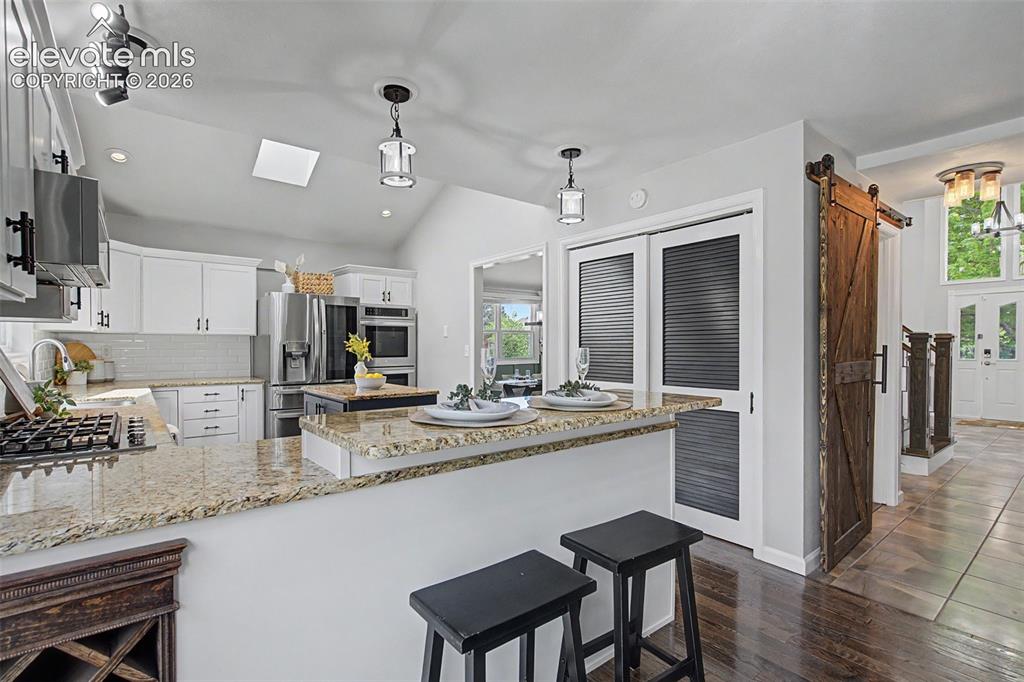 Image 19 of 47: Kitchen