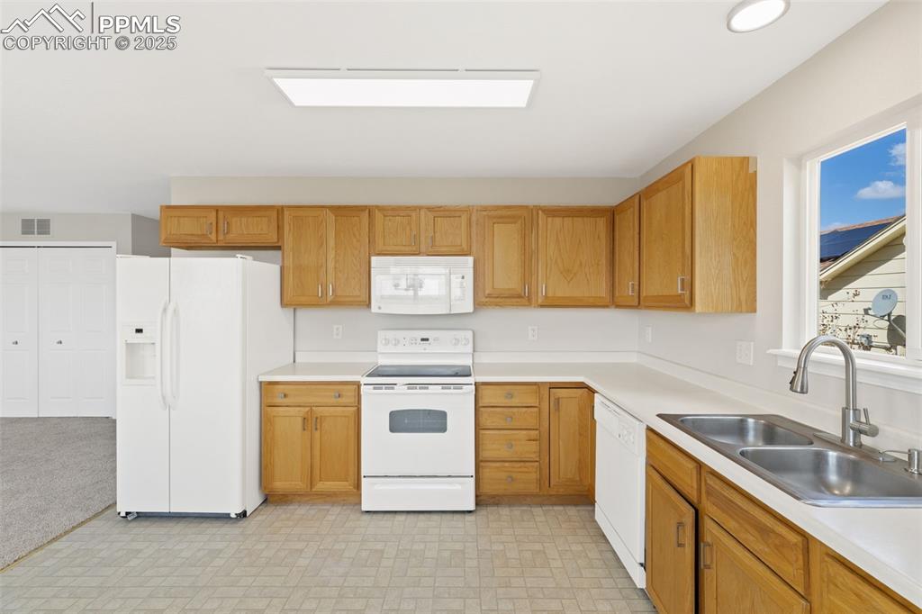 Image 22 of 50: All appliances included