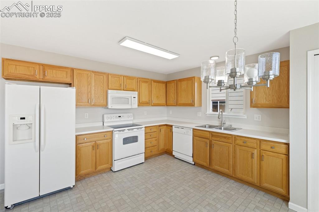 Image 25 of 50: All appliances included!
