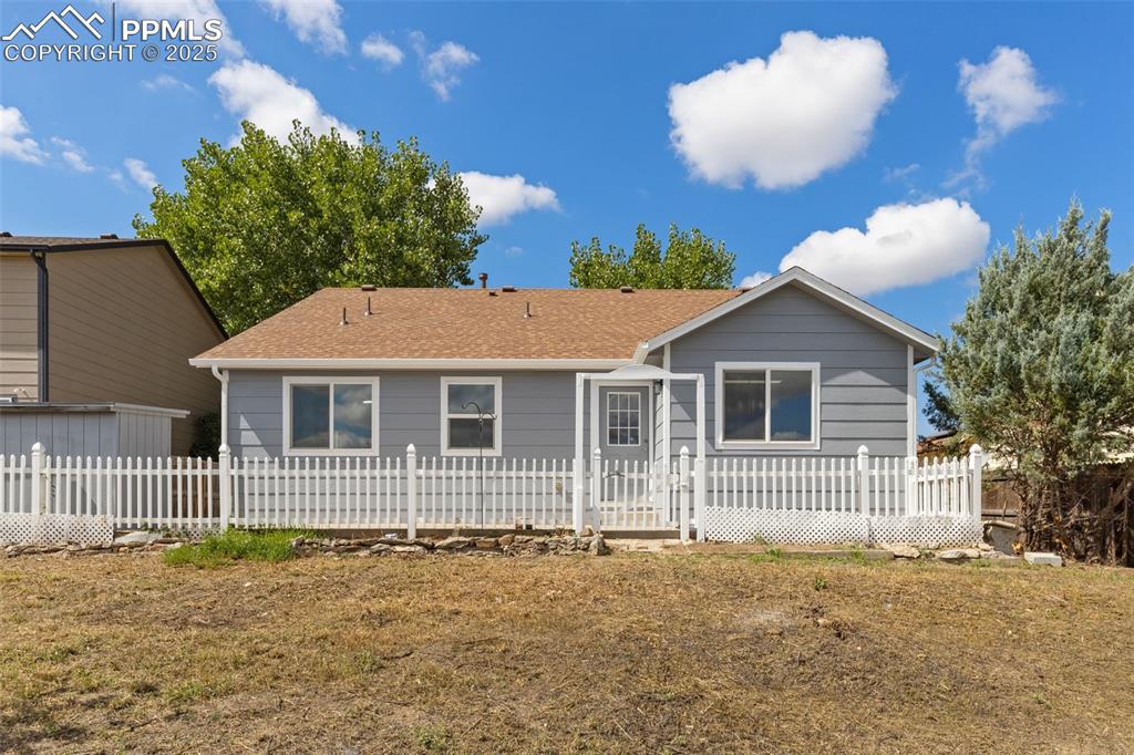 Image 41 of 50: Yard