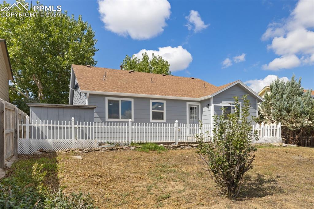 Image 42 of 50: Yard