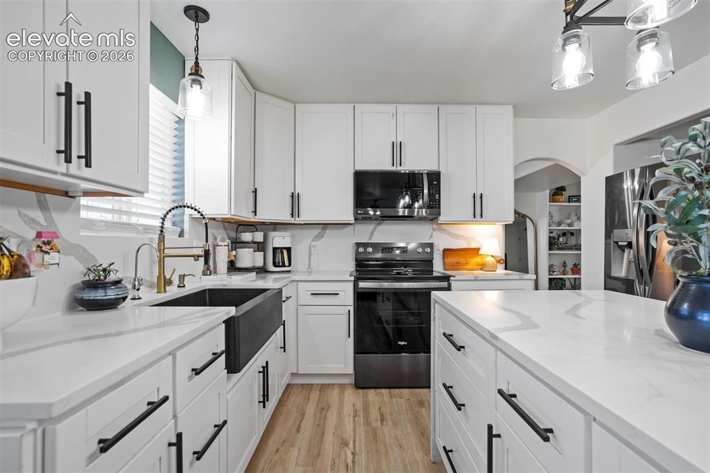 Image 17 of 49: Kitchen