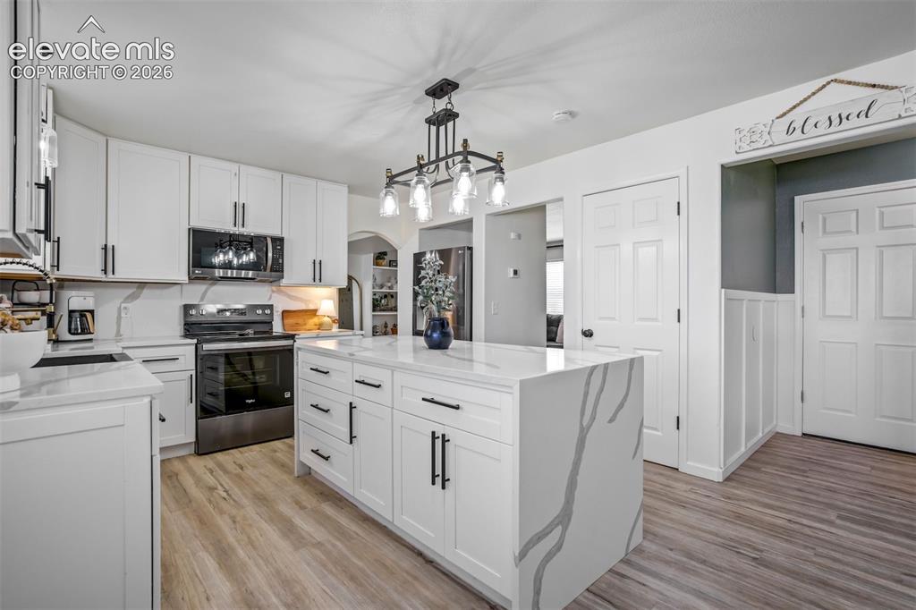 Image 18 of 49: Kitchen
