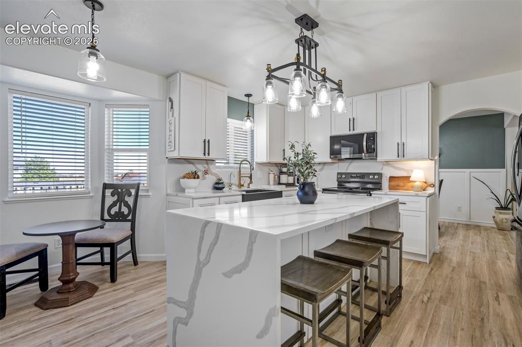 Image 19 of 49: Kitchen