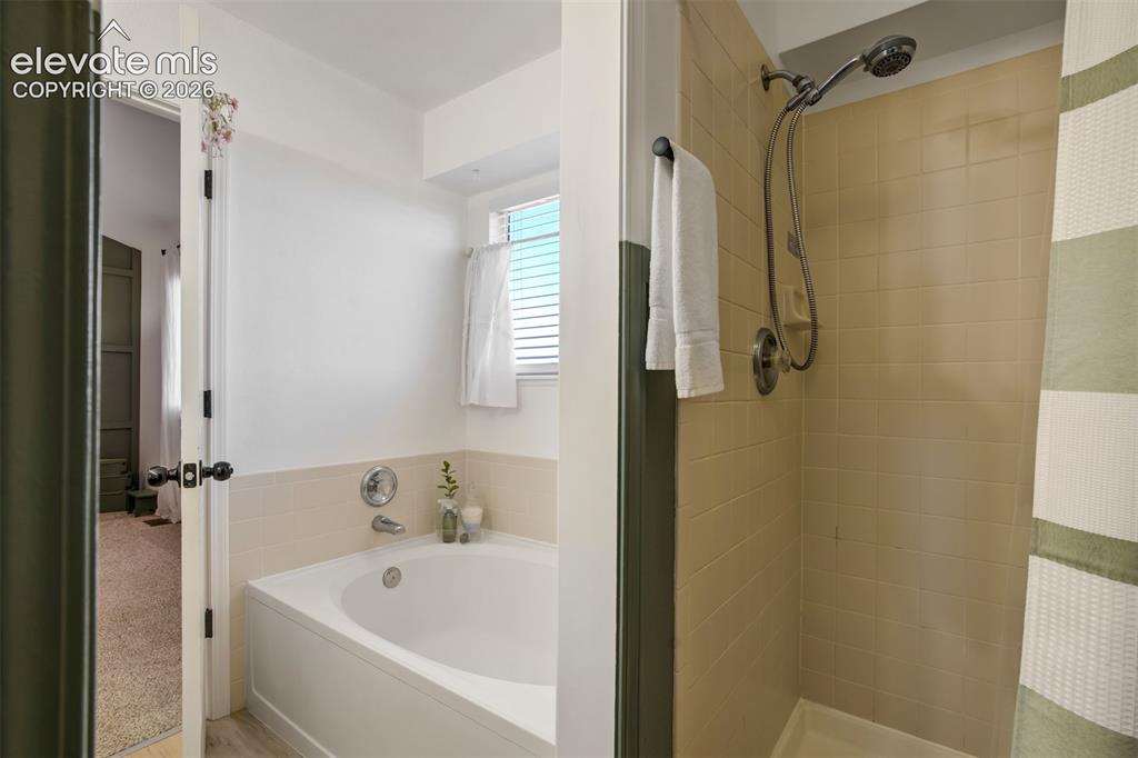 Image 29 of 49: Bathroom