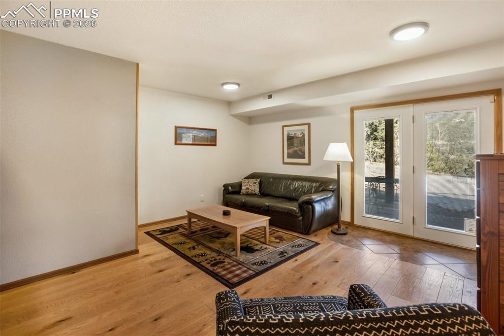 Image 32 of 45: Living Room