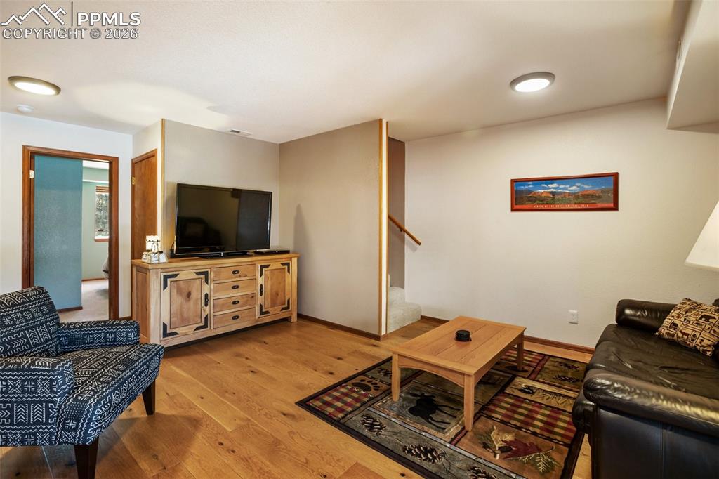 Image 33 of 45: Living Room