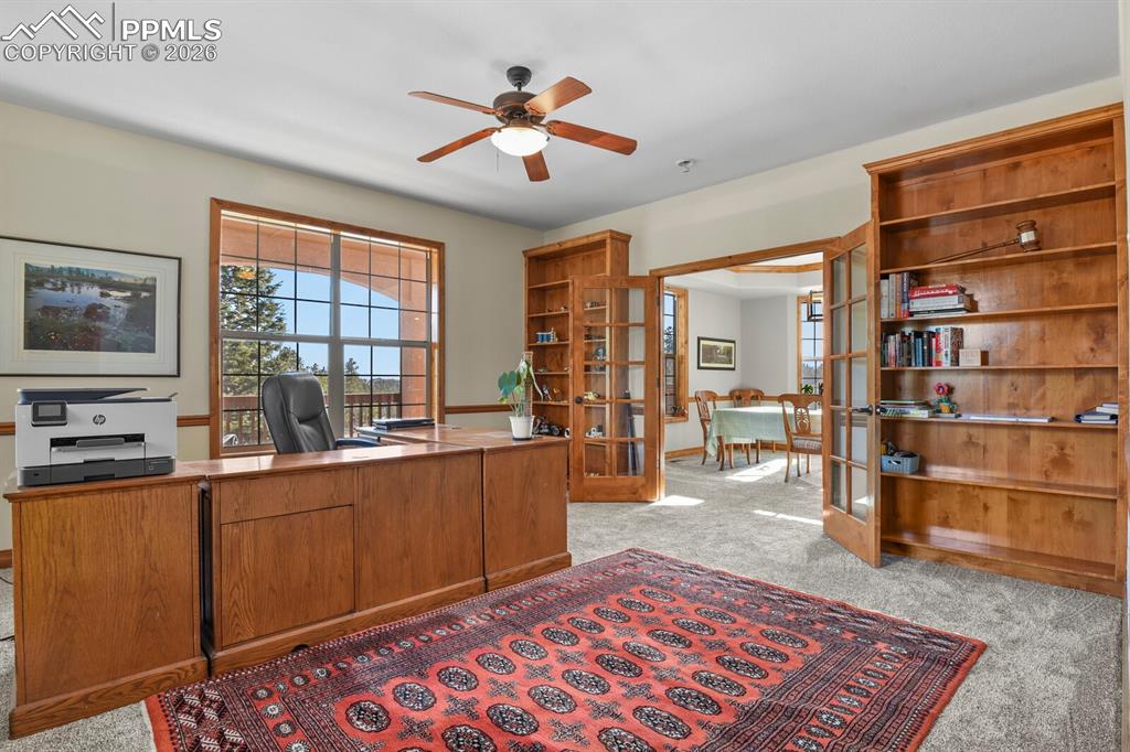 Image 22 of 50: Office