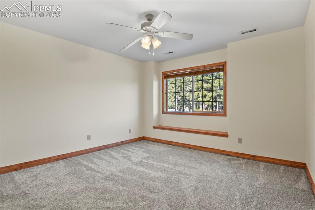 Image 33 of 50: Bedroom