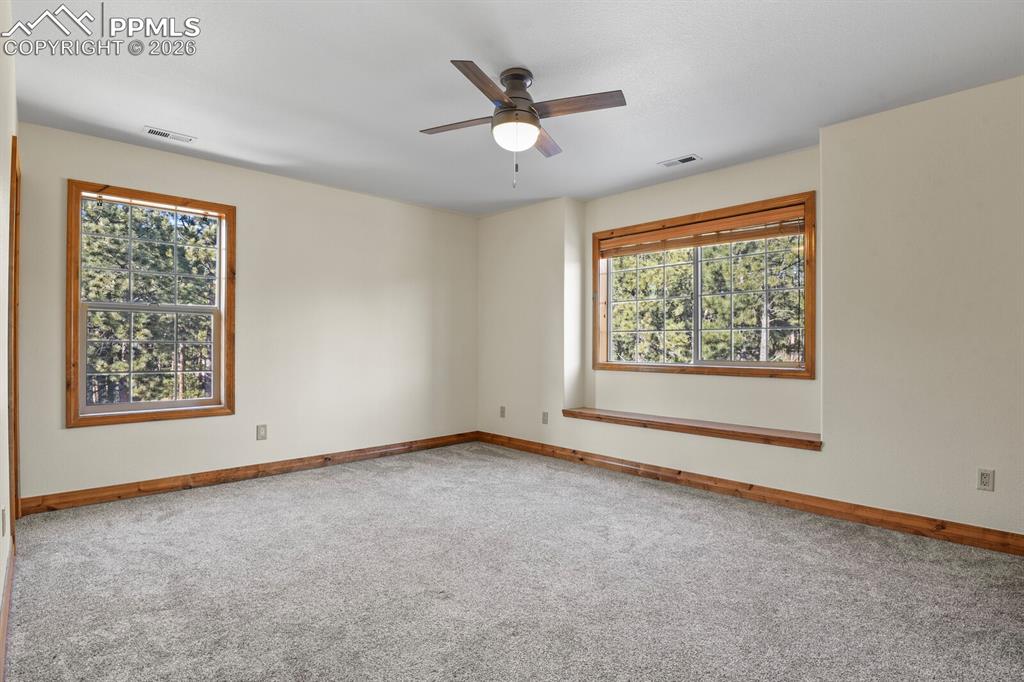 Image 34 of 50: Bedroom