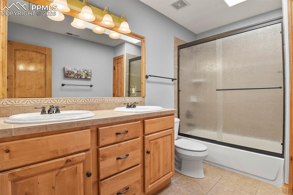 Image 35 of 50: Bathroom