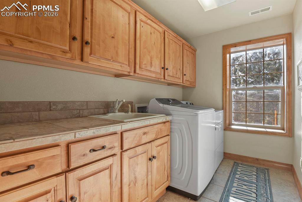 Image 36 of 50: Laundry