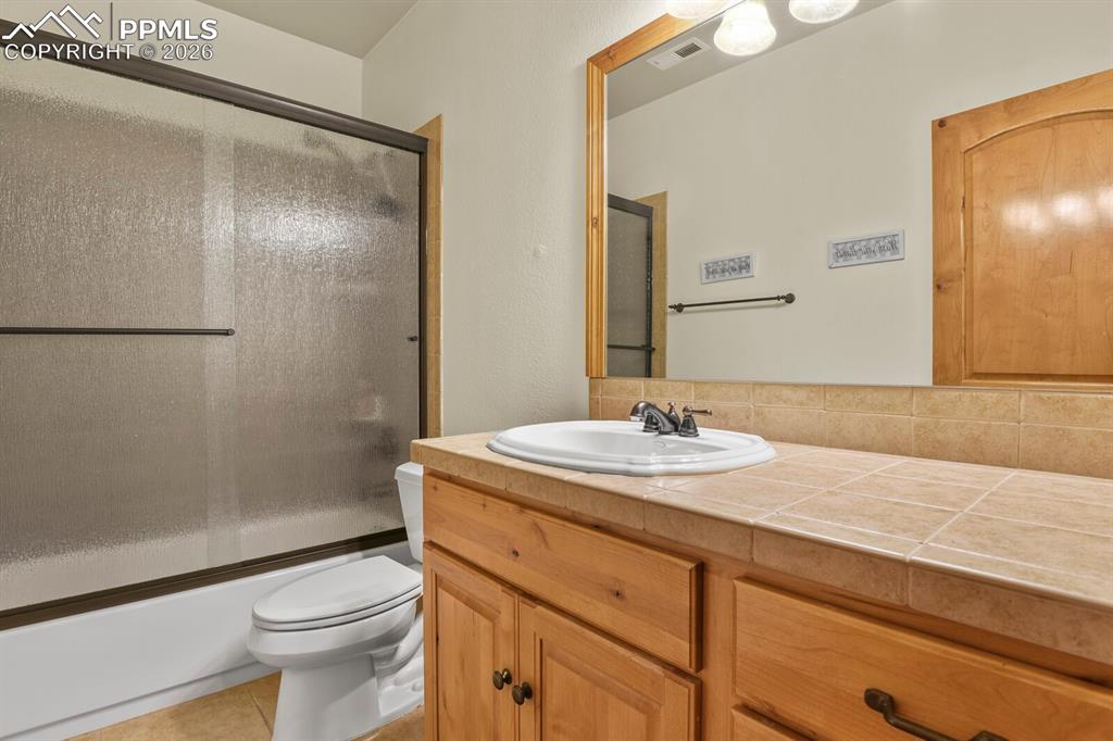 Image 43 of 50: Bathroom