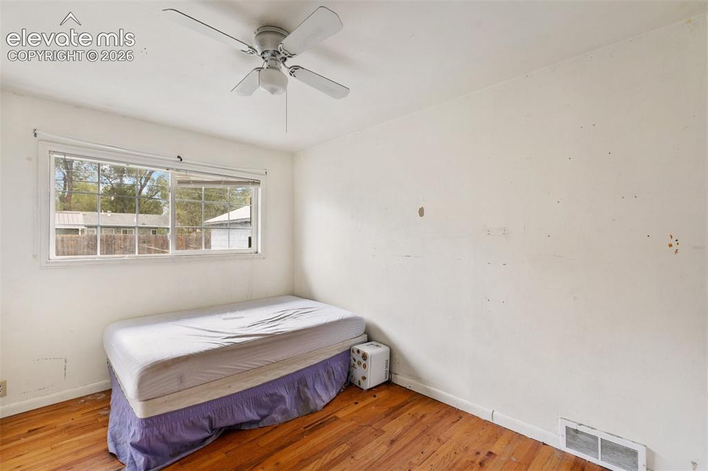 Image 14 of 21: Bedroom