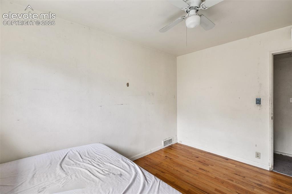 Image 15 of 21: Bedroom