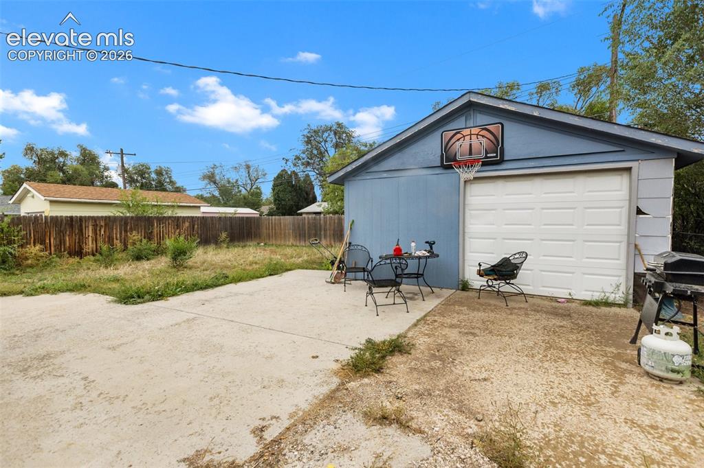 Image 17 of 21: Garage