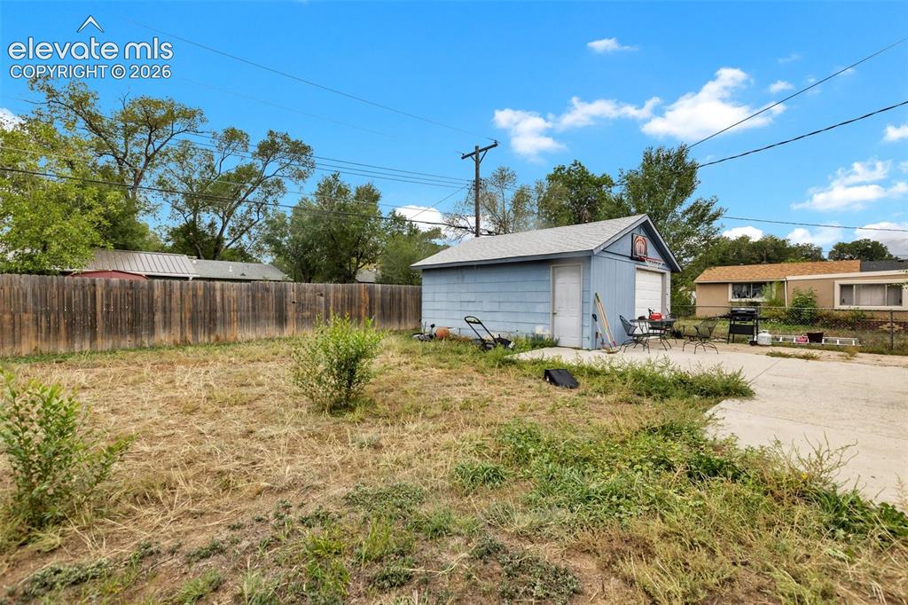 Image 19 of 21: Yard