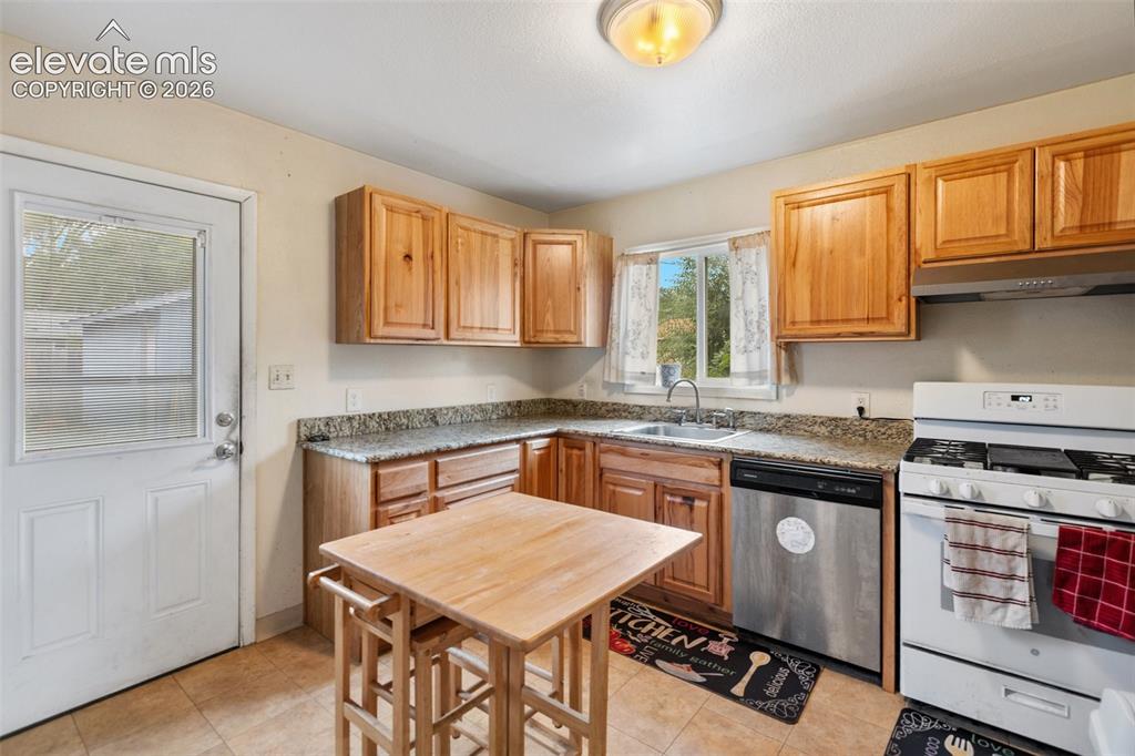 Image 6 of 21: Kitchen