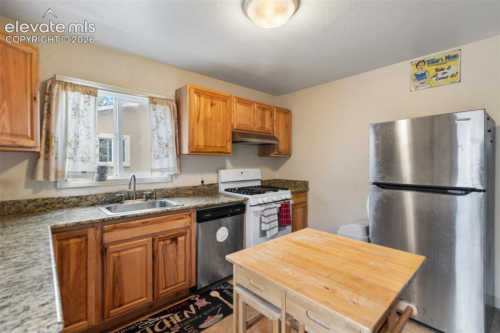 Image 7 of 21: Kitchen