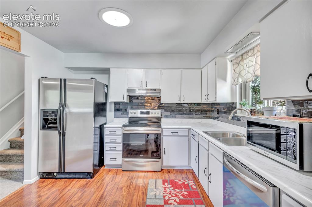 Image 15 of 50: Kitchen
