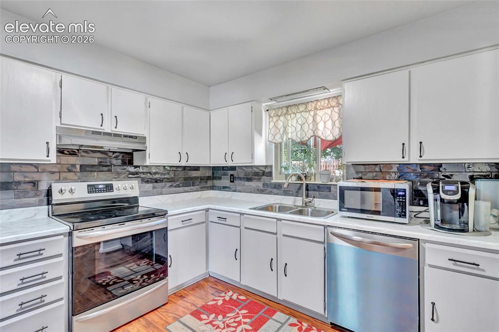Image 16 of 50: Kitchen
