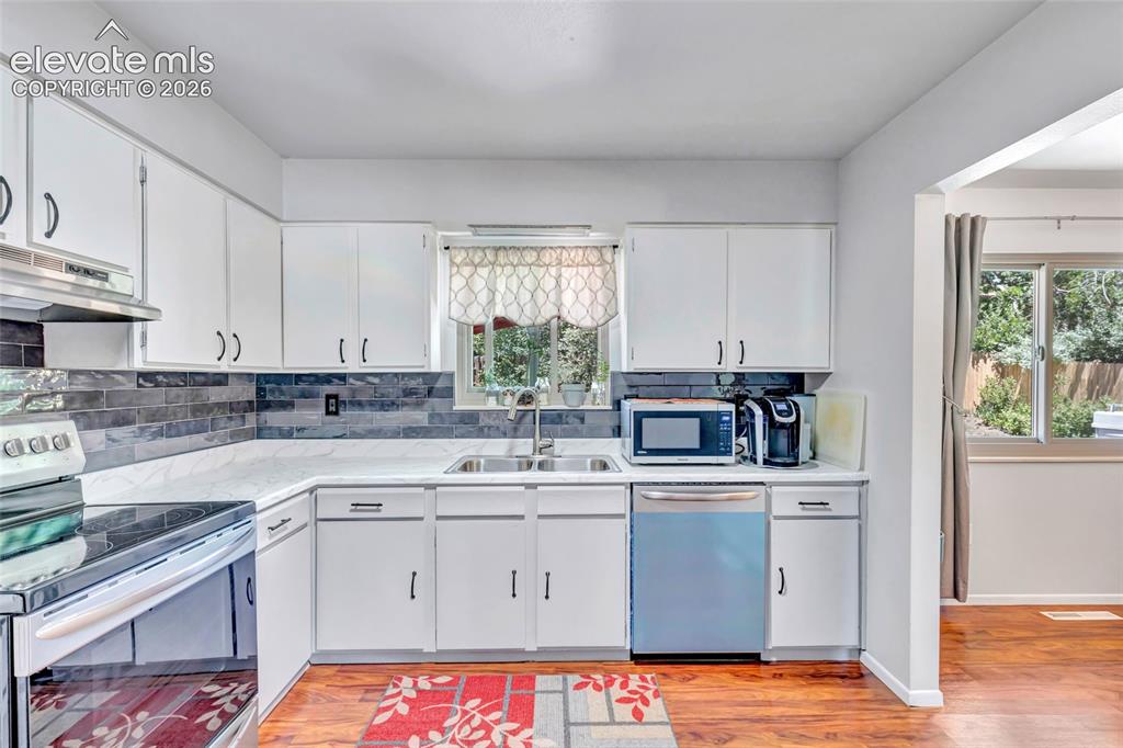 Image 17 of 50: Kitchen