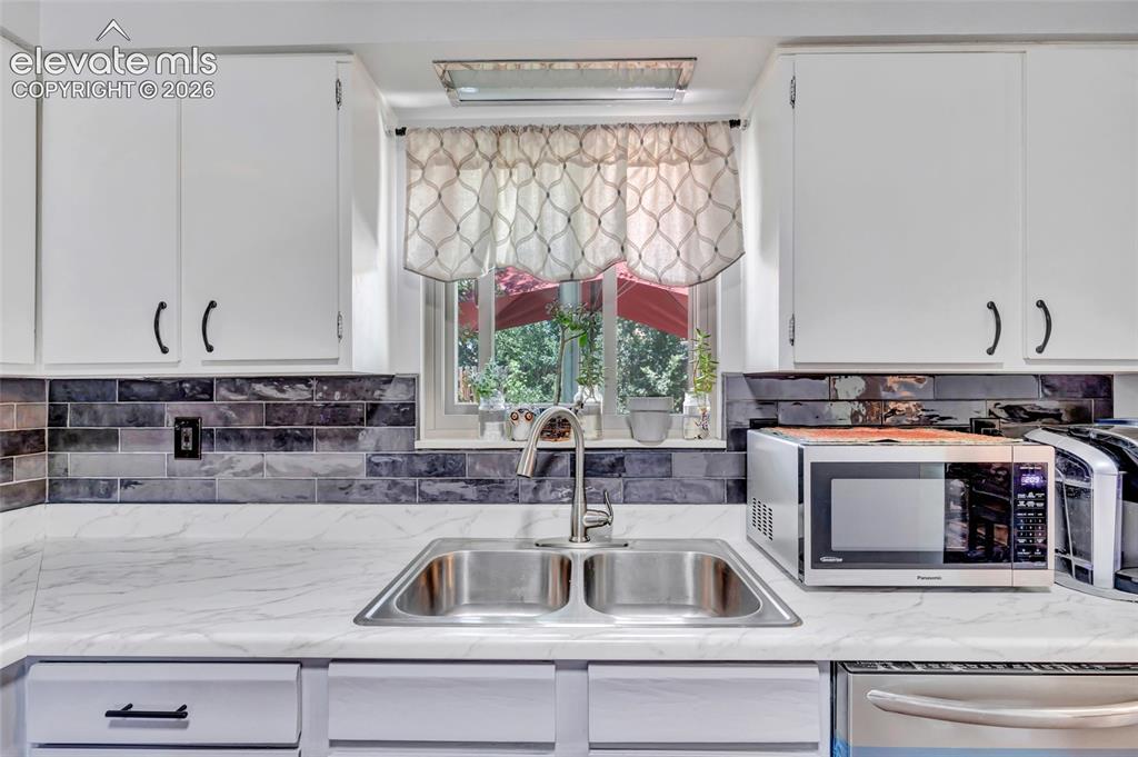 Image 18 of 50: Kitchen