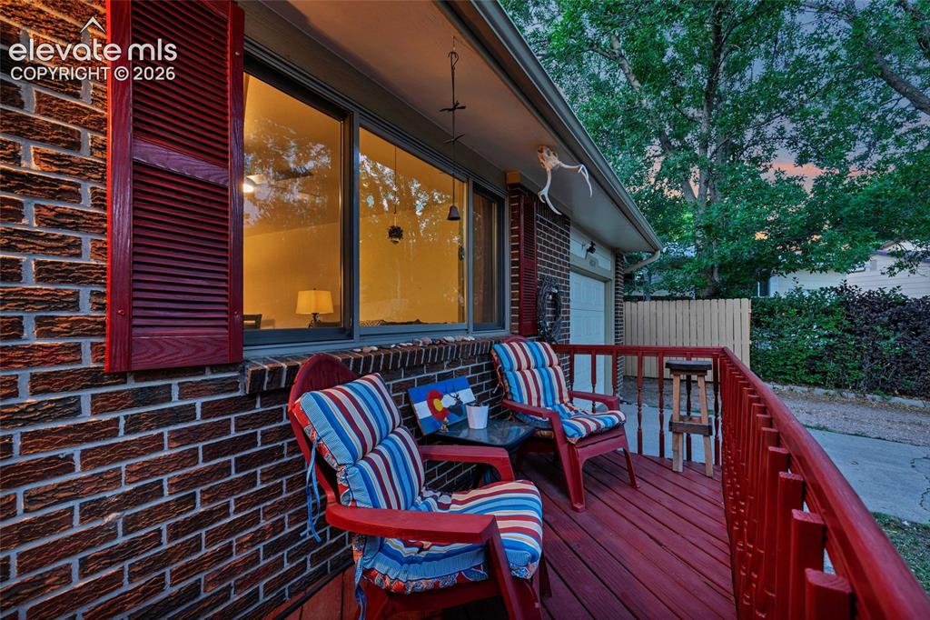 Image 8 of 50: Deck