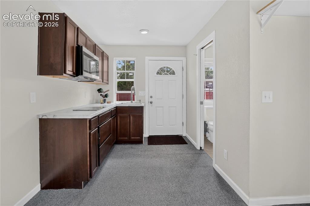 Image 15 of 18: Kitchenette