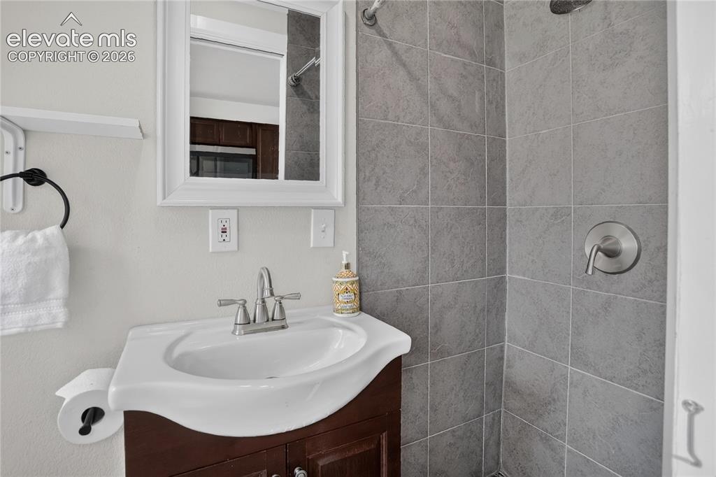 Image 17 of 18: 3/4 bathroom