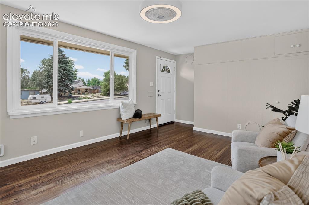 Image 4 of 18: Living room