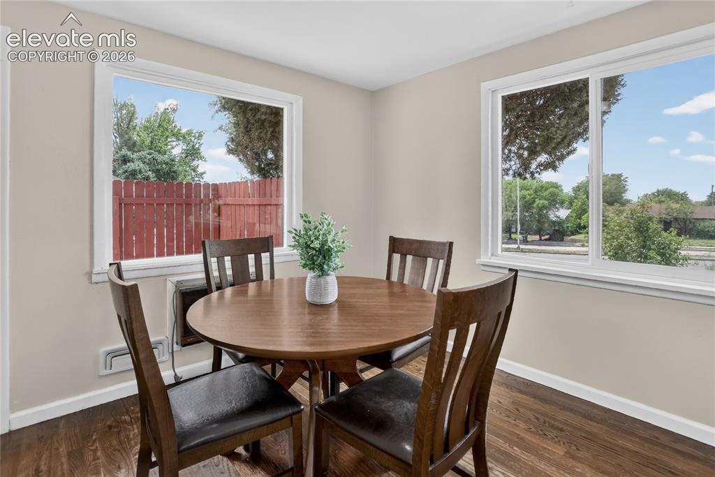 Image 6 of 18: Dining area