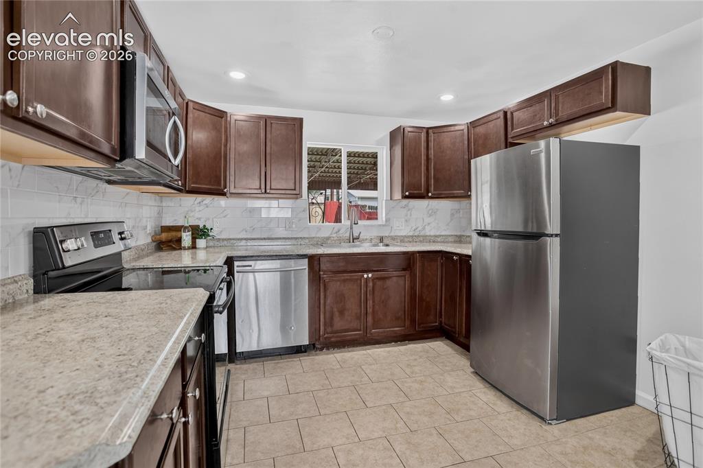 Image 7 of 18: Kitchen
