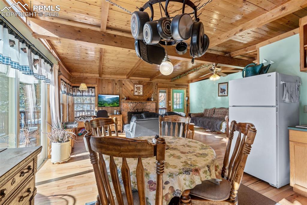 Image 15 of 48: Dining Area