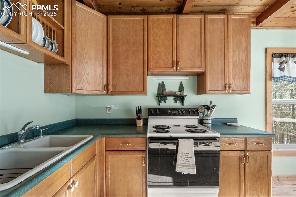 Image 16 of 48: Kitchen