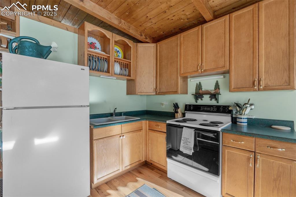 Image 17 of 48: Kitchen