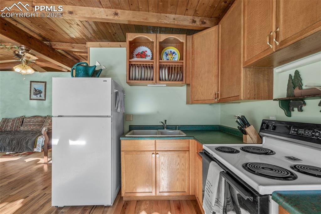 Image 18 of 48: Kitchen